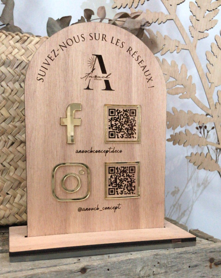 panneau signalétique bois gravé plexi miroir or forme arche artisan stand montpellier QR code boutique