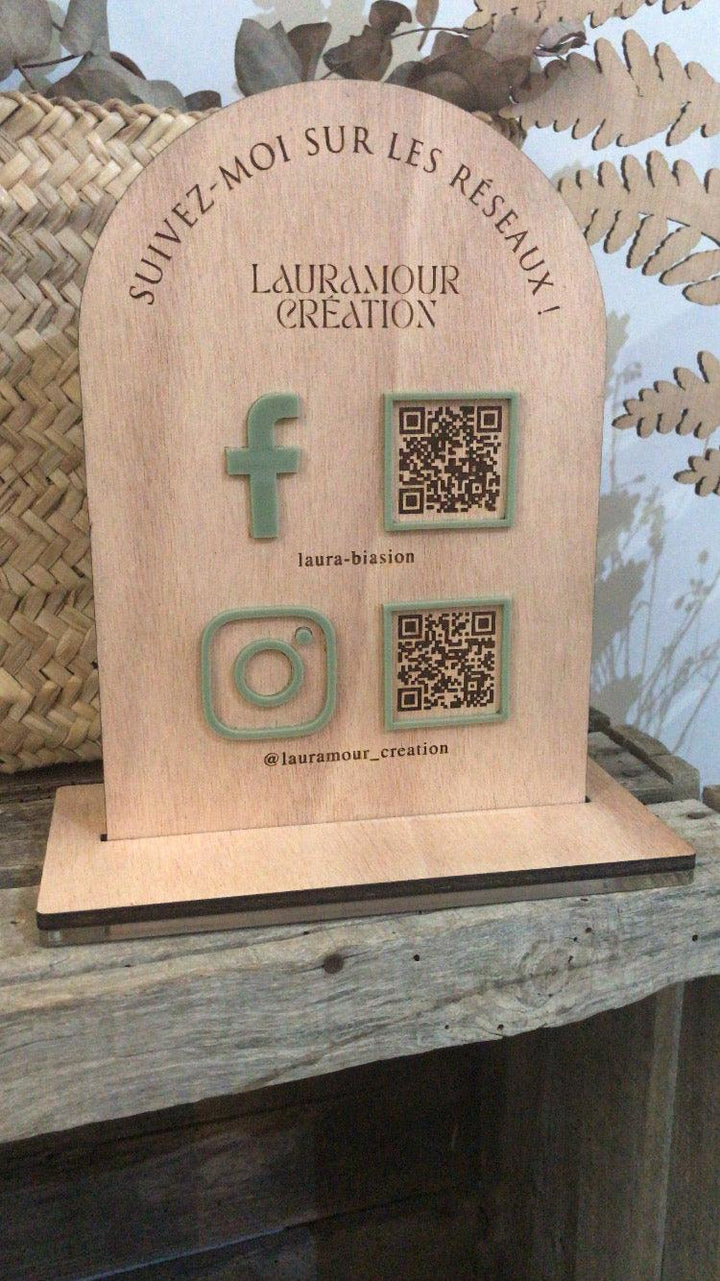 panneau signalétique bois plexi artisan stand montpellier QR code réseaux sociaux