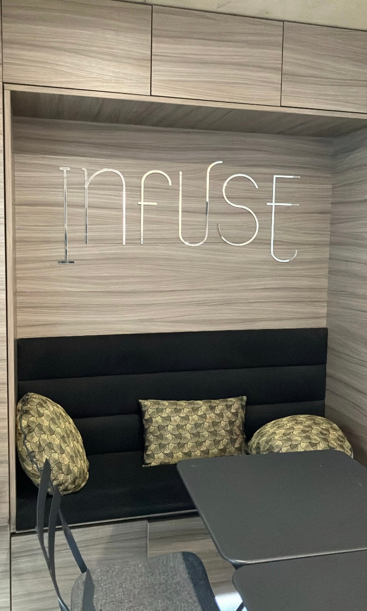 Lettres adhésives logo plexi miroir boutique Montpellier