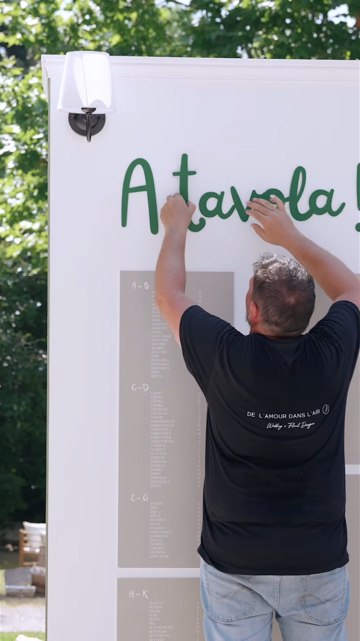 Pose de lettres en bois pour plan de table mariage Montpellier