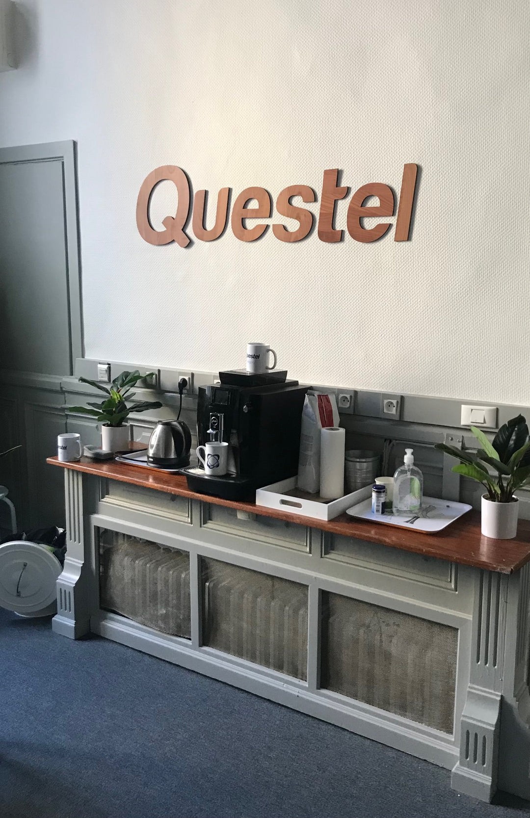 logo relief bois cerisier signalétique intérieure entreprise montpellier