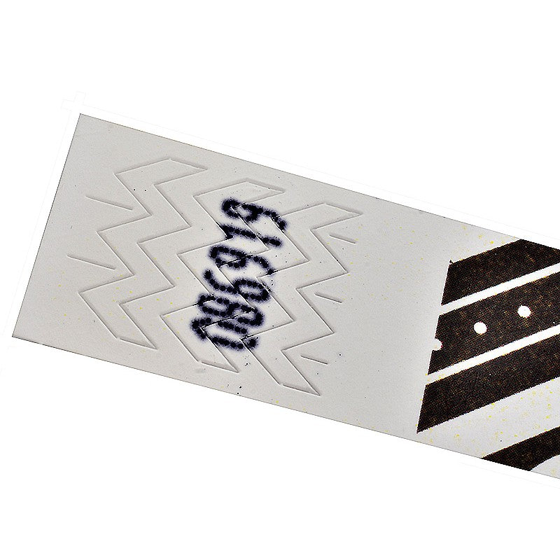 Détail numérotation et fermeture adhésive du bracelet Tyvek Premium personnalisé Wantit