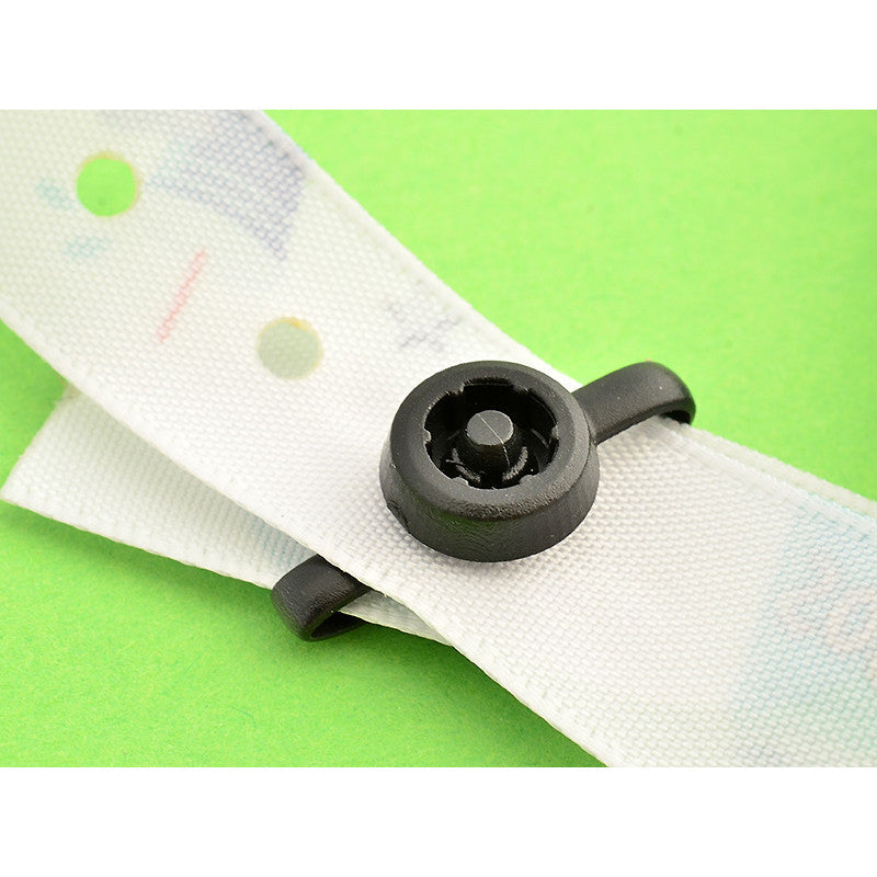 Bracelet textile personnalisé Wantit, gros plan sur une fermeture clip sécurisée