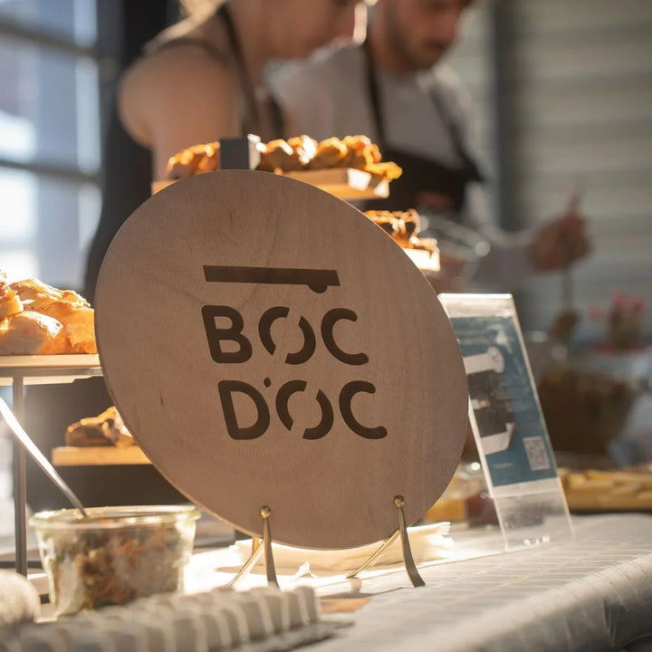 panneau signalétique bois traiteur montpellier badge-traiteur